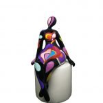 Eva sitting zwarte sokkel Kunst en Kadootjes