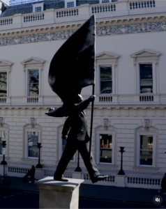 Statue of man holding flag (Banksy beeld Blind door nationalisme)