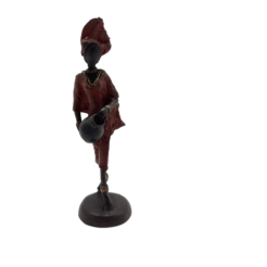 Afrikaans rood beeldje van dame met kruik