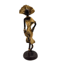 Statue africaine en or d’une dame avec la main sur la hanche