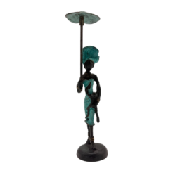 Statue de dame avec parapluie en turquoise africaine