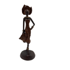 Statuette africaine de dame avec la main sur la hanche