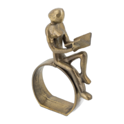 Zittende lezer Goud