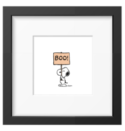 Snoopy houdt een zalmkleurig bordje omhoog met de tekst BOO, ingelijste Peanuts print in zwarte lijst