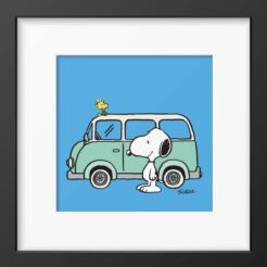 Snoopy leunt tegen een mintgroen kampeerbusje met Woodstock op het dak, blauwe achtergrond, ingelijste Peanuts print