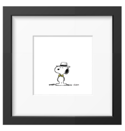 Snoopy met hoed en gele vlinderdas, ingelijste zwart-wit Peanuts print in zwarte lijst