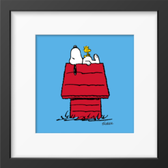 Snoopy ligt op het dak van zijn rode hondenhok met Woodstock op zijn kop, lichtblauwe achtergrond, ingelijste Peanuts print