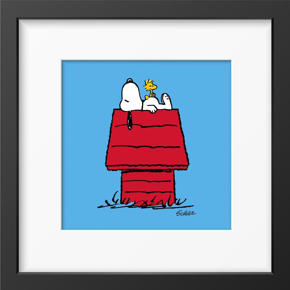 Snoopy ligt op het dak van zijn rode hondenhok met Woodstock op zijn kop, lichtblauwe achtergrond, ingelijste Peanuts print