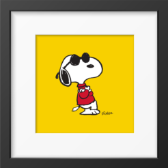 Snoopy als Joe Cool met zwarte zonnebril en rood shirt tegen een gele achtergrond, ingelijste Peanuts print