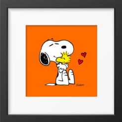 Snoopy knuffelt Woodstock met twee rode hartjes ernaast tegen een oranje achtergrond, ingelijste Peanuts print