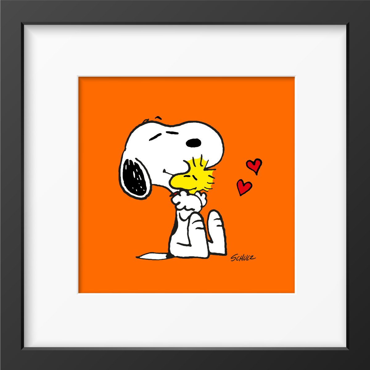Snoopy knuffelt Woodstock met twee rode hartjes ernaast tegen een oranje achtergrond, ingelijste Peanuts print