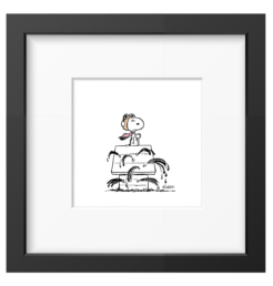 Snoopy als vliegende aas met vliegkap en sjaal bovenop zijn doorzeefde hondenhok, ingelijste zwart-wit Peanuts print