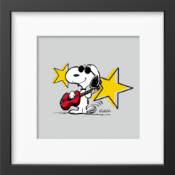 Snoopy met zwarte zonnebril speelt rode gitaar voor twee gele sterren op een grijze achtergrond, ingelijste Peanuts print