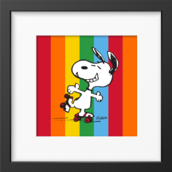 Snoopy rijdt op rode rolschaatsen langs een achtergrond met rode, oranje, gele, groene en blauwe strepen, ingelijste Peanuts print