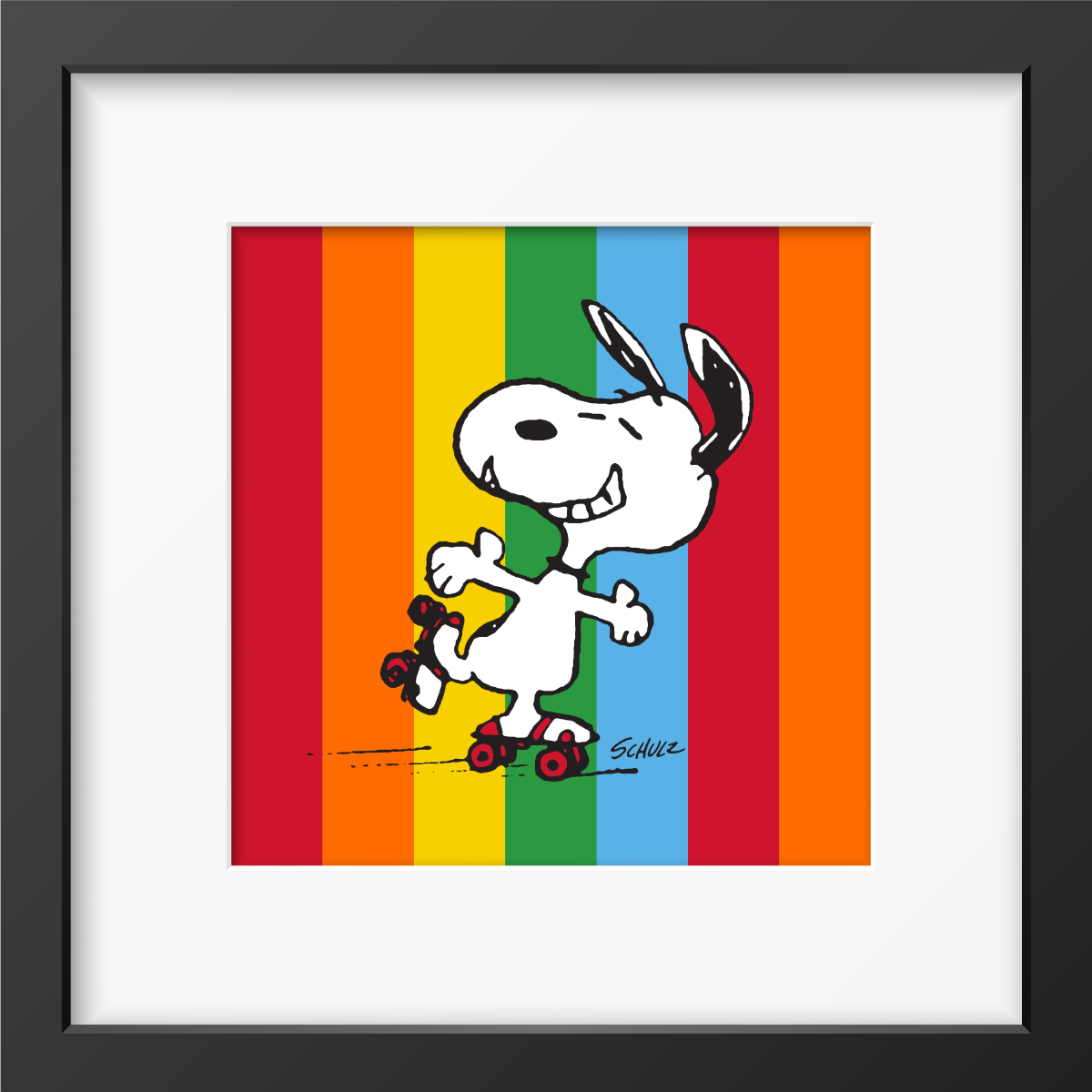 Snoopy rijdt op rode rolschaatsen langs een achtergrond met rode, oranje, gele, groene en blauwe strepen, ingelijste Peanuts print