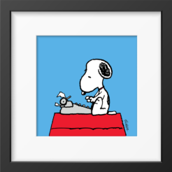 Snoopy typt op een grijze schrijfmachine op het dak van zijn rode hondenhok tegen een blauwe achtergrond, ingelijste Peanuts print
