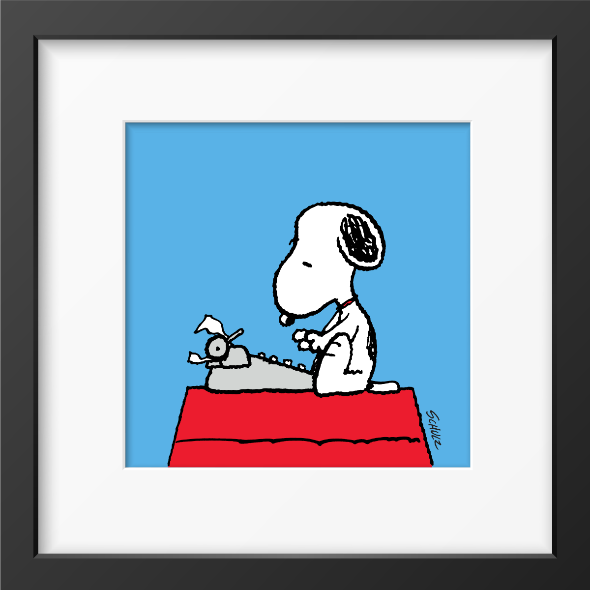 Snoopy typt op een grijze schrijfmachine op het dak van zijn rode hondenhok tegen een blauwe achtergrond, ingelijste Peanuts print