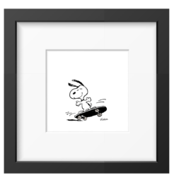 Snoopy rijdt lachend op een zwart skateboard, ingelijste zwart-wit Peanuts print in zwarte lijst