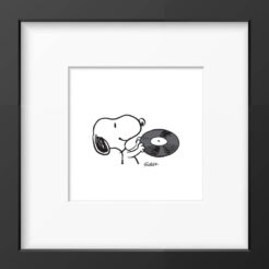 Snoopy houdt een zwarte grammofoonplaat vast, ingelijste zwart-wit Peanuts print in zwarte lijst