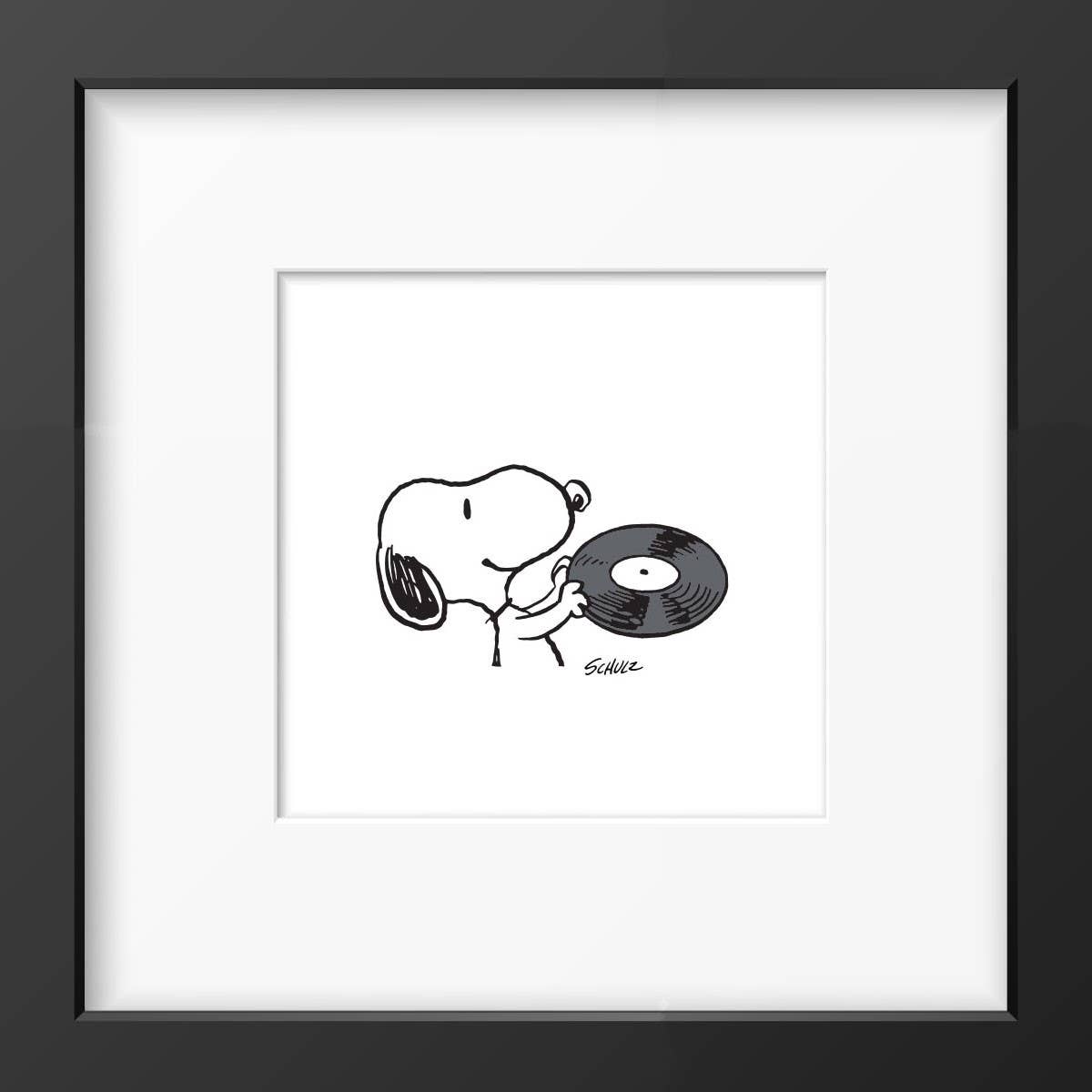 Snoopy houdt een zwarte grammofoonplaat vast, ingelijste zwart-wit Peanuts print in zwarte lijst